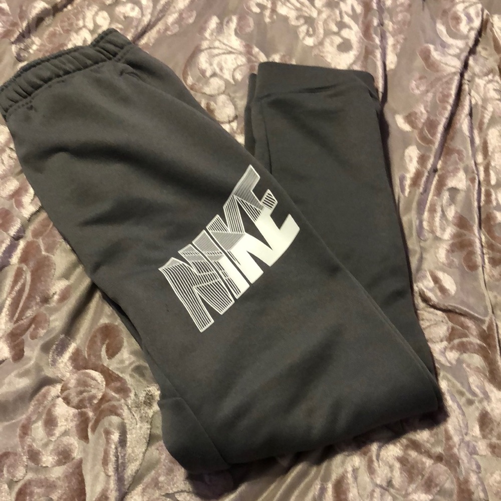 small whole in the knee (can be sewed)